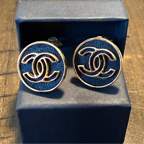 Chanel Vintage CC Logo Earrings - Picture 9 of 10